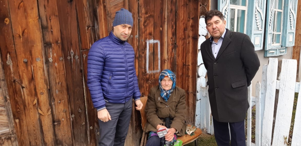 Глава Боготольского района В. А. Дубовиков вручил ветеранам нагрудные знаки «Дети войны»