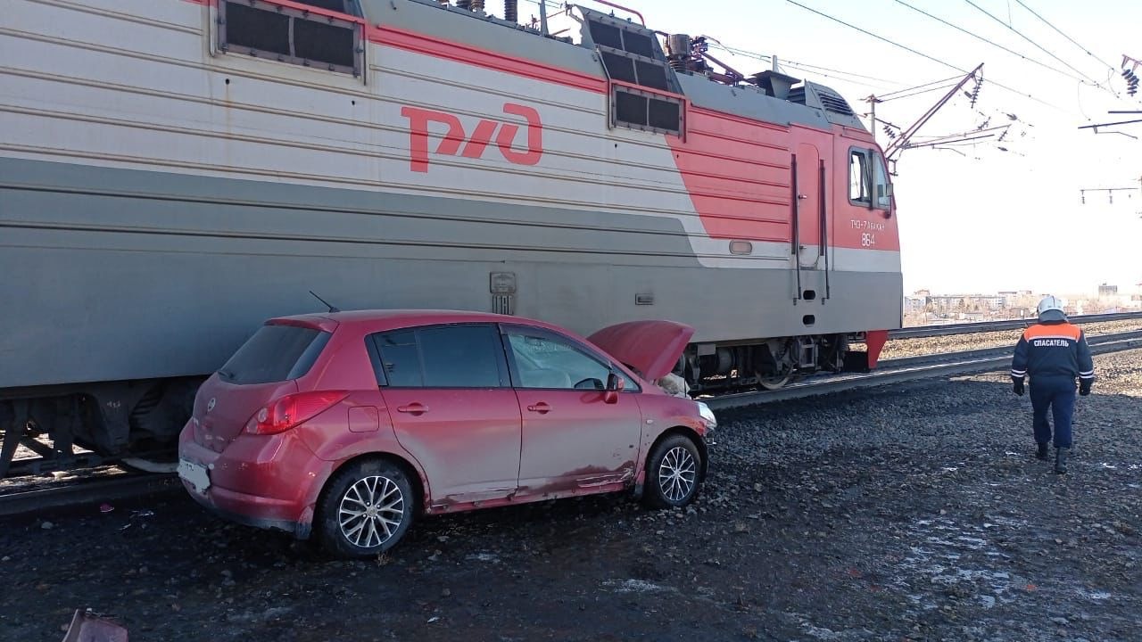 В Красноярском крае транспортной прокуратурой организована проверка по факту столкновения на железнодорожном переезде локомотива с легковым автомобилем