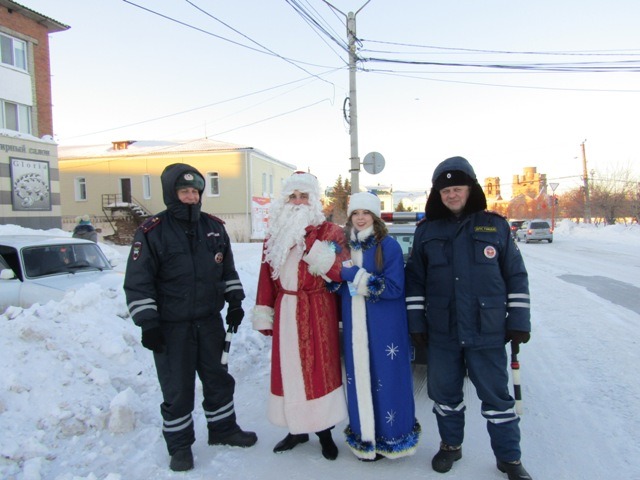 Сотрудники Госавтоинспекции провели  Акцию «Дед Мороз за дорожную безопасность»